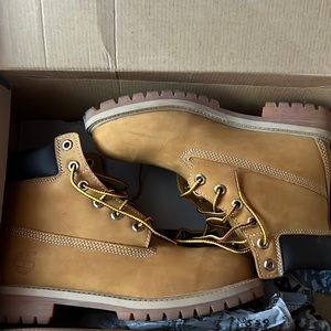 AUTHENTIC TIMBERLAND SIZE 4.5 KIDS WORN ONCE